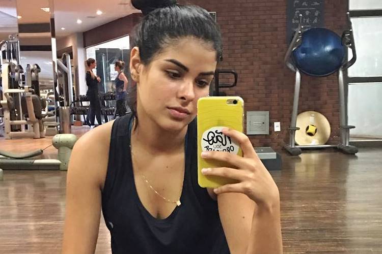 Ex-BBB Munik Nunes pega pesado em dia de malhação