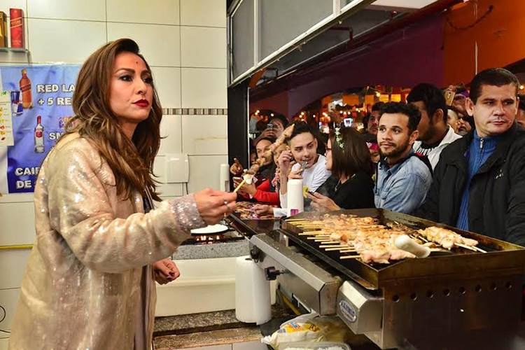 Sabrina Sato vende churrasquinho em show de Ivete Sangalo