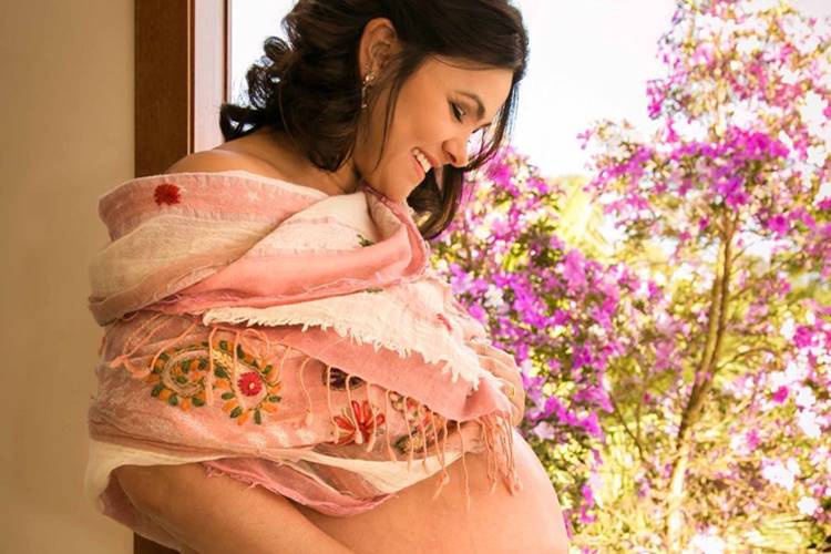 Grávida, Suzana Alves exibe barrigão