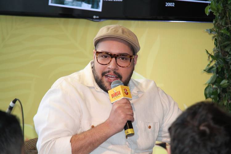 Tiago Abravanel participa de lançamento de cerveja