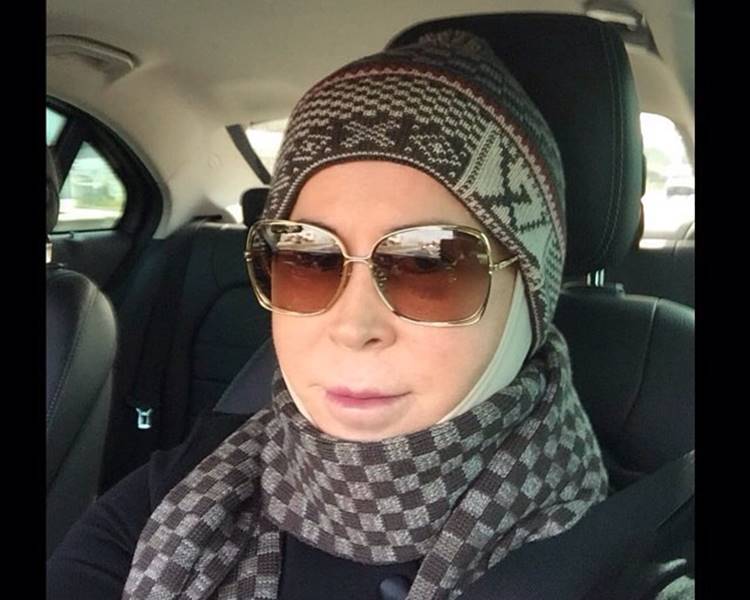 Zilu Godoi aparece de curativo, após cirurgia