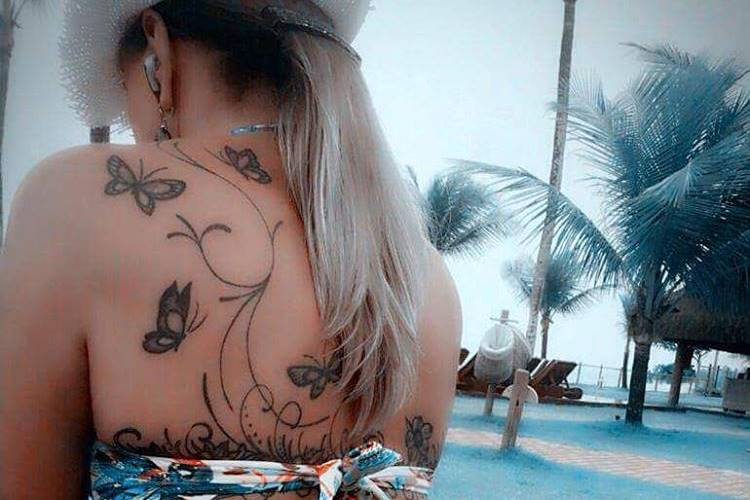 Zilu Godoi aparece em foto de biquíni e exibe tatuagem