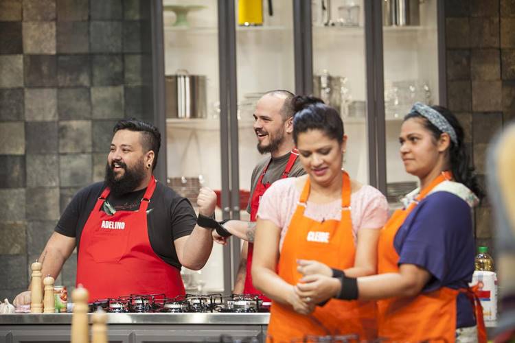 Batalha dos Cozinheiros - Participantes fazem prova amarrados Edu Moraes/Record