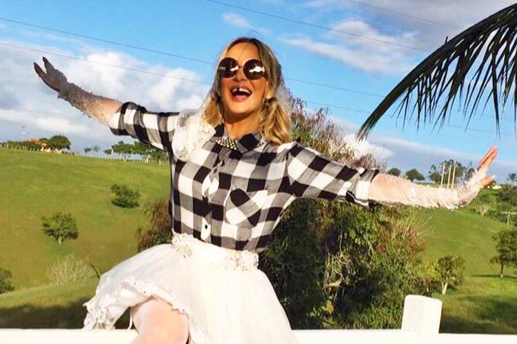 Claudia Leitte comemora aniversário com arraiá em família