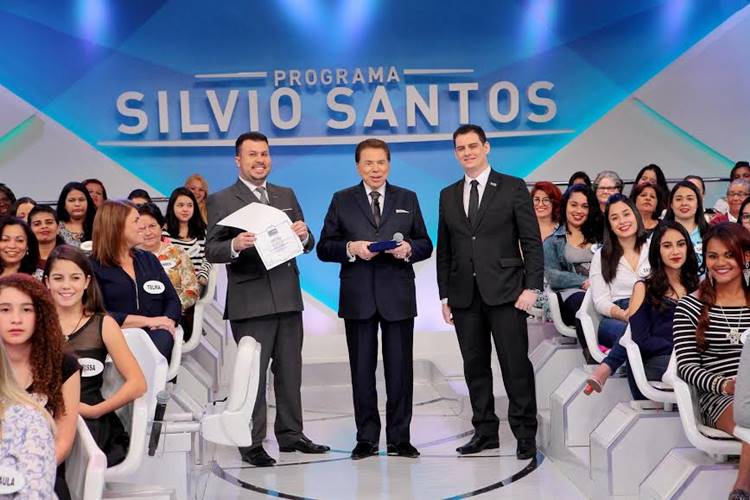 Silvio Santos se torna Doutor em Comunicação em rede nacional