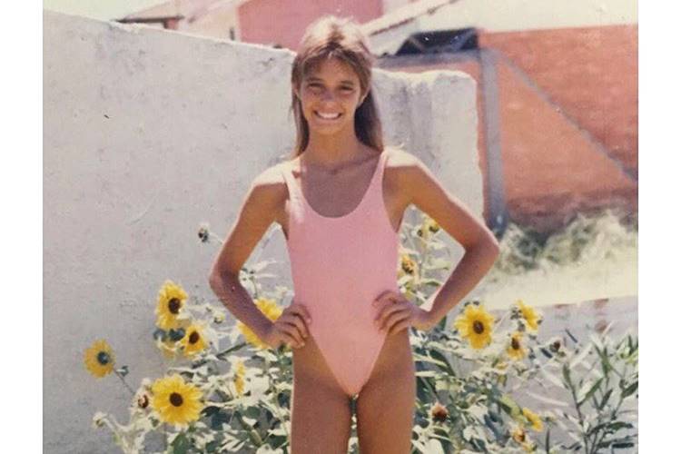 Fernanda Lima relembra adolescência e posta foto com maiô cavado