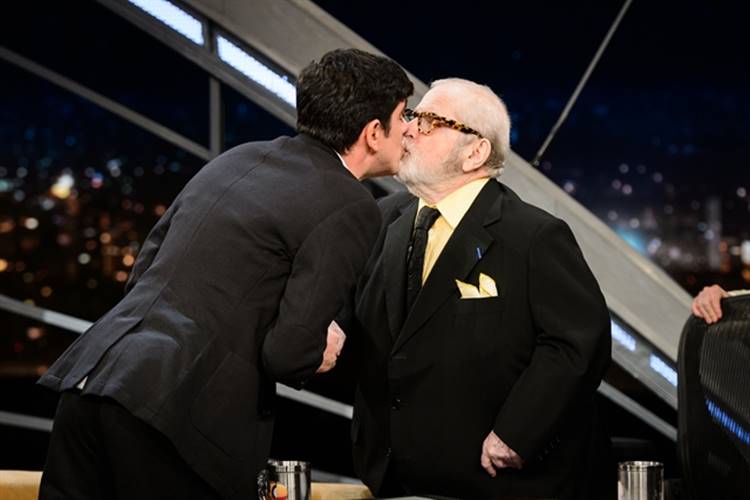 Marcelo Adnet dá selinho em Jô Soares