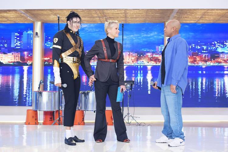 Xuxa Meneghel dança com sósia e coreógrafo de Michael Jackson
