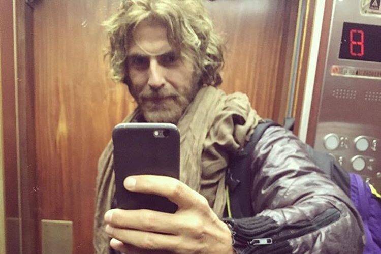 Reynaldo Gianecchini surpreende fãs ao aparecer loiro na web