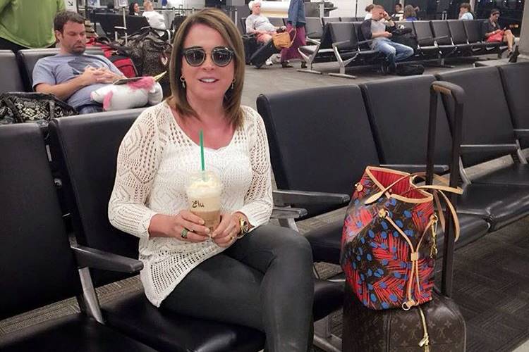 Zilu Godoi embarca para Los Angeles para curtir casamento