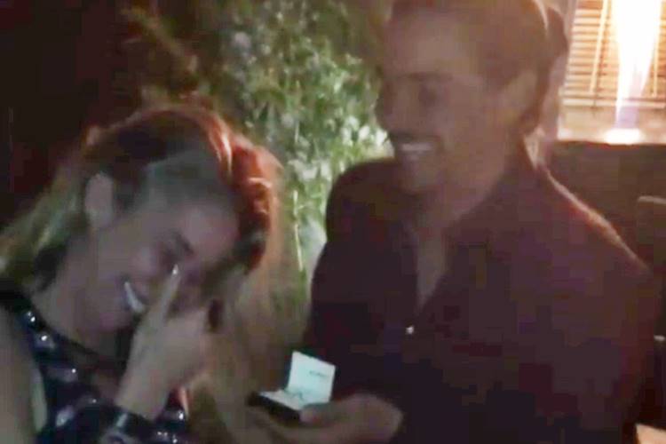 André Gonçalves dá anel de compromisso a Danielle Winits