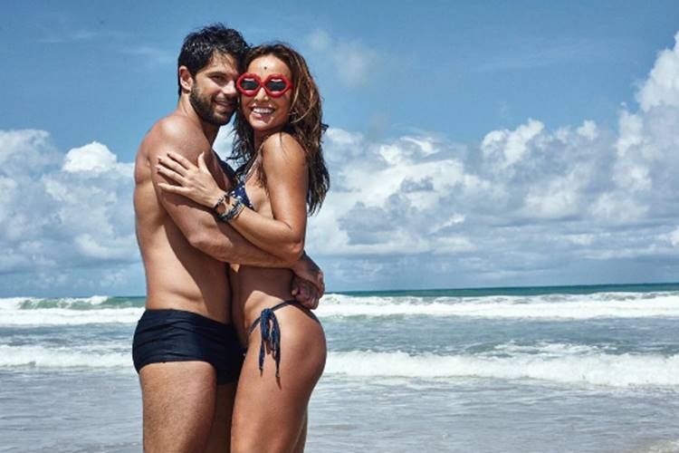 Sabrina Sato posta foto agarradinha com namorado