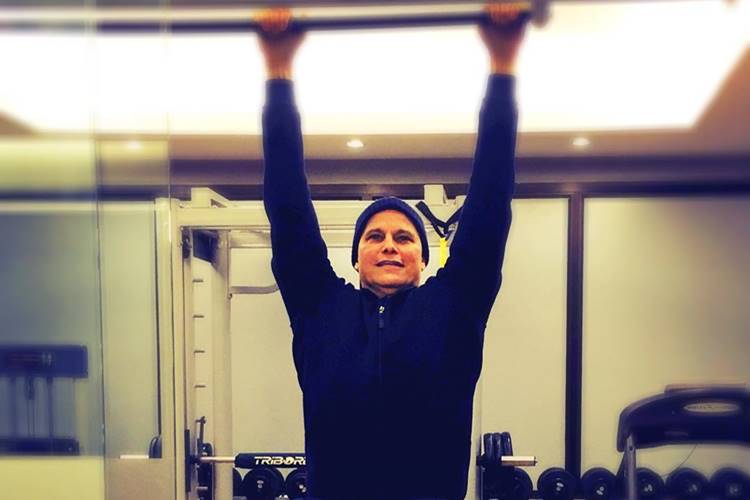 Edson Celulari brinca e compartilha foto fazendo exercícios