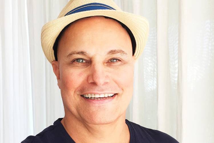 Edson Celulari compartilha foto com um sorrisão no rosto e se diz confiante