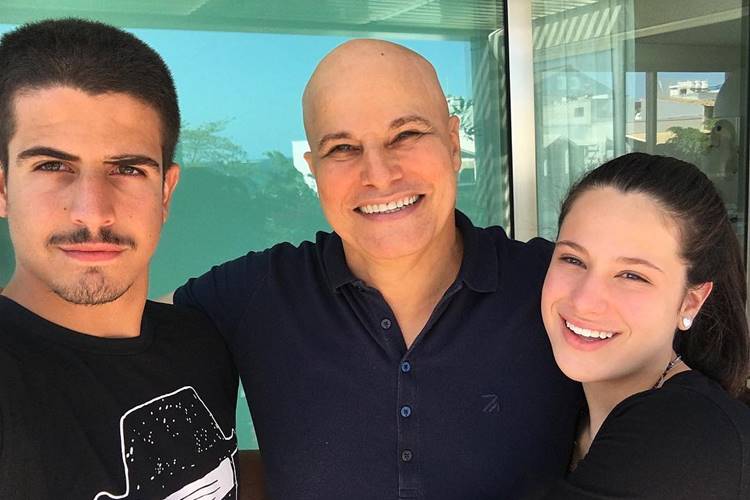 Edson Celulari recebe carinho dos filhos no Dia os Pais