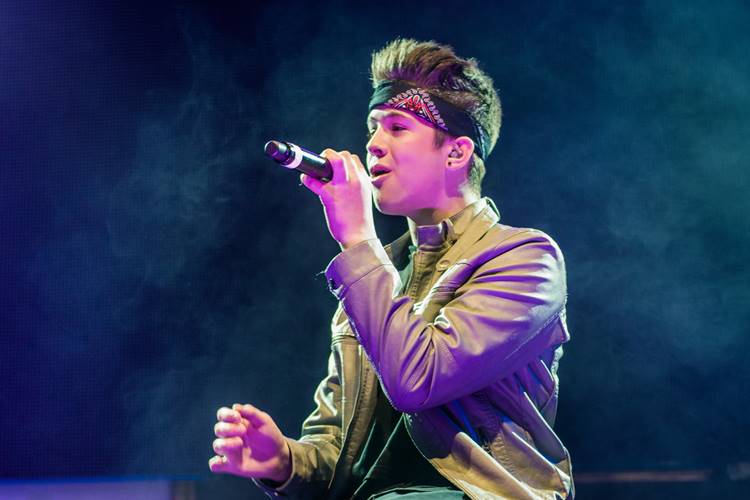 João Guilherme estreia turnê com presença de Larissa Manoela