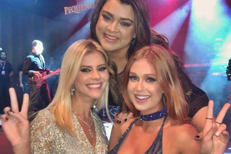 Marina Ruy Barbosa curte evento com vestido decotado e internautas elogiam