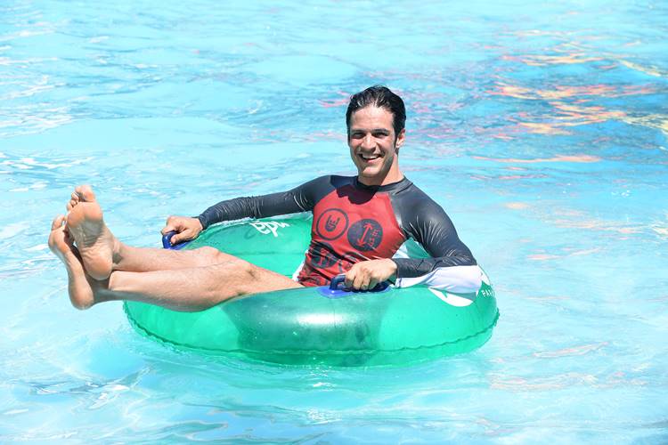 Mateus Solano se diverte com a família em parque aquático