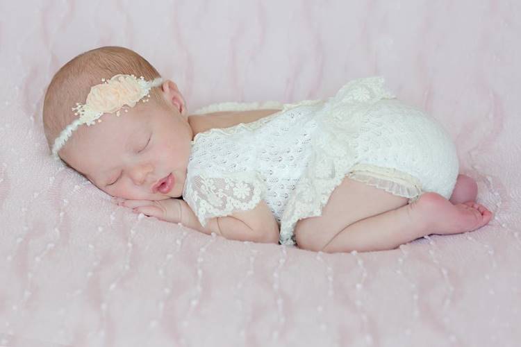 Thais Fersoza compartilha ensaio fotográfico da filha recém-nascida