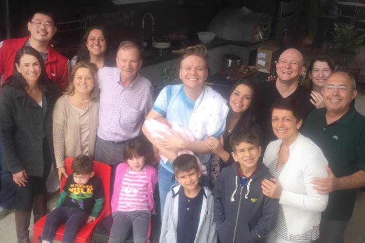 Thais Fersoza e Michel Teló posam com a filha durante churrasco em família