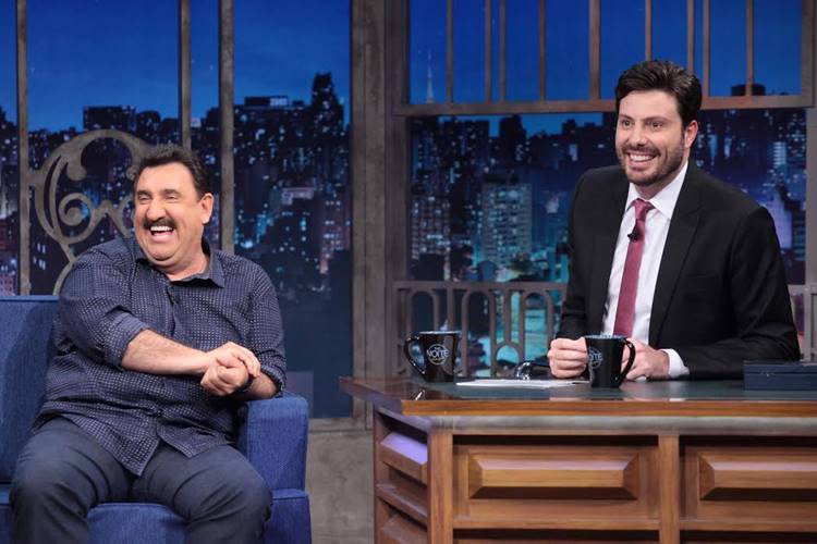 Ratinho caça Pokémons com Danilo Gentili no The Noite