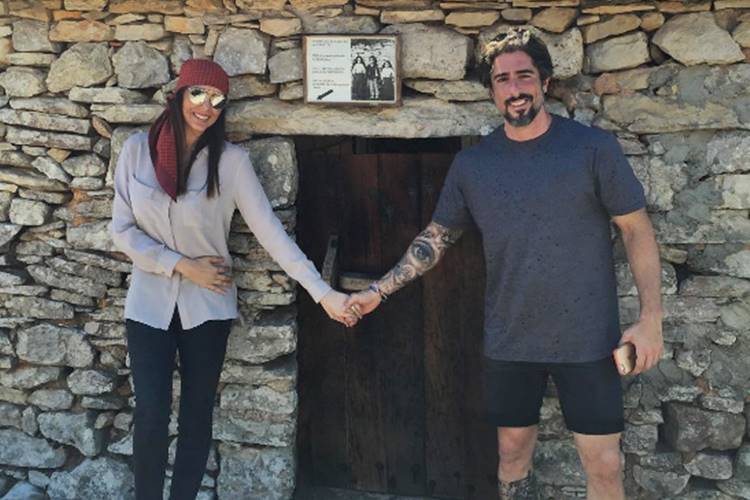 Ao lado da esposa, Marcos Mion realiza viagem religiosa por Portugal