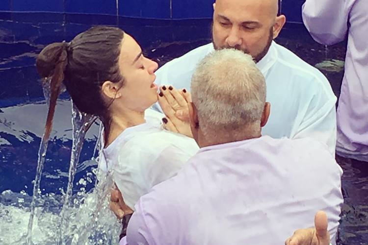 Thaila Ayala posta foto de seu batismo