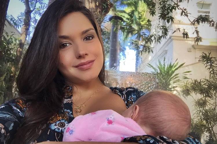 Thais Fersoza publica registro amamentando Melinda