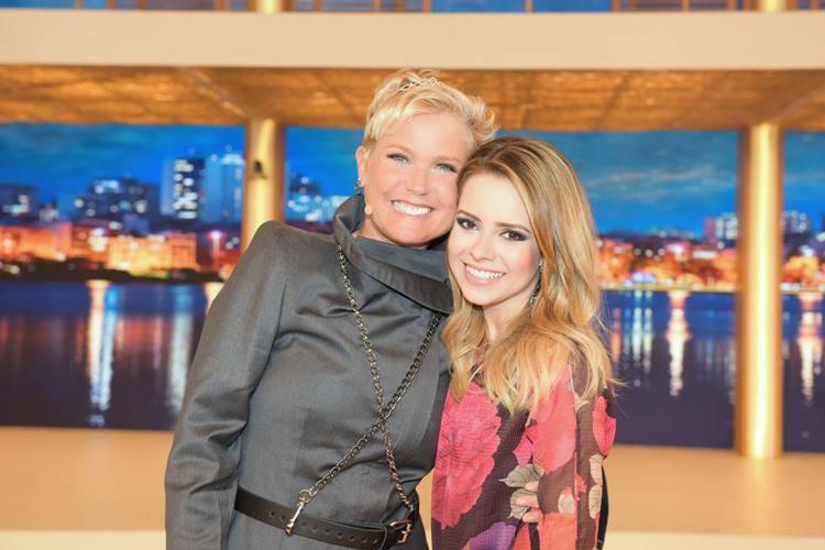‘Minha família está completa’, diz Sandy no programa Xuxa Meneghel