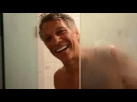 Jon Bon Jovi publica vídeo durante o banho para anunciar lançamento de novo single