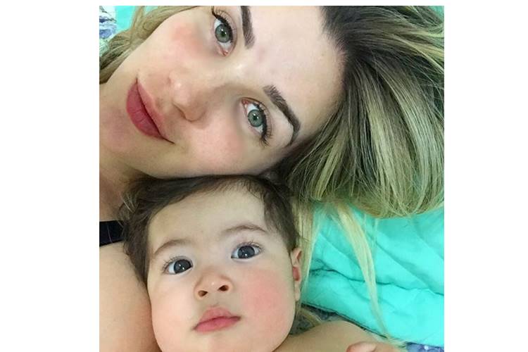 Aline Gotschalg compartilha selfie fofa ao lado do filho