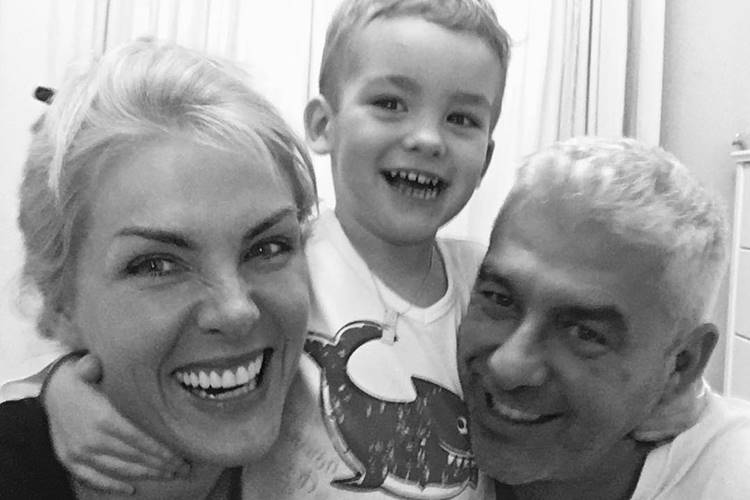 Ana Hickmann posa sorridente com a família, depois de ameaças de morte