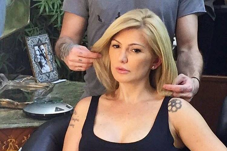 Antônia Fontenelle muda visual e exibe cabelos loiros