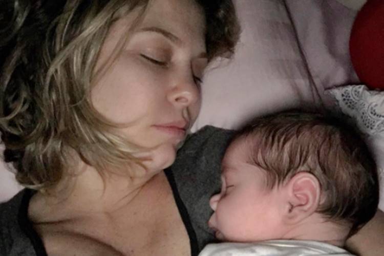 Bárbara Borges mostra momento soneca com o filho