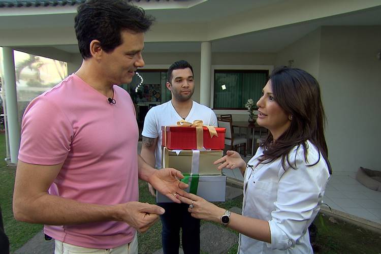 Celso Portiolli visita a casa de Antônia Fontenelle