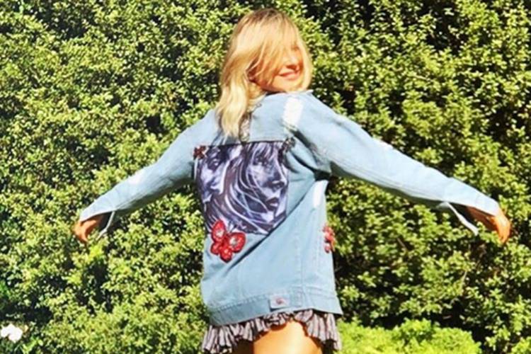 Claudia Leitte mostra pernão em dia de sol e fãs elogiam