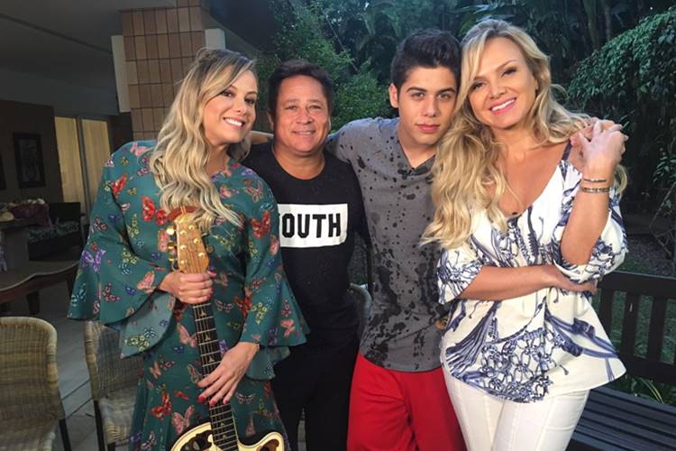 Eliana visita a casa de Zé Felipe e encontra com a família do cantor