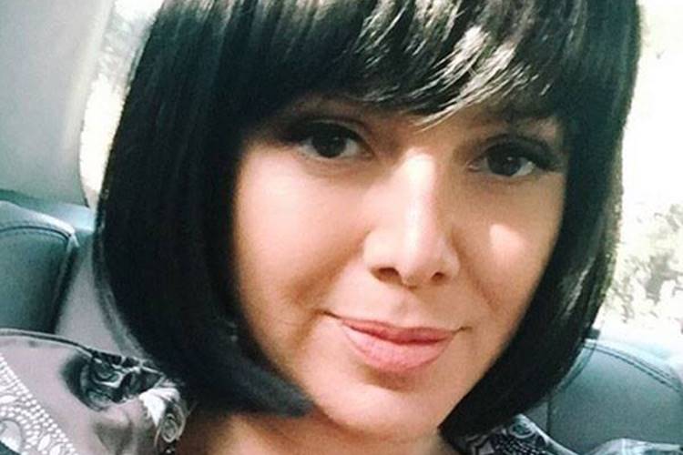 Eliana aparece de cabelo preto em foto