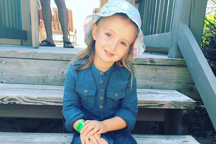 Luciano Huck e Angélica parabenizam a filha