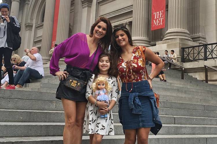 Flávia Alessandra e Giulia Costa aproveitam férias nos Estados Unidos