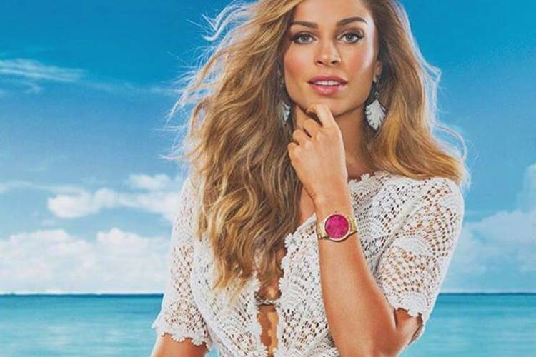 Grazi Massafera posa com traje de banho e ganha elogios de seguidores