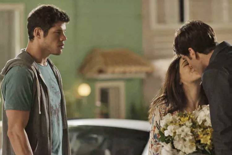 Haja Coração - Adonis fica mexido com namoro de Shirlei Foto: TV Globo/Reprodução