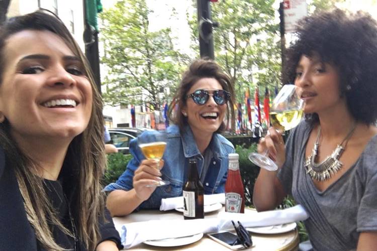 Juliana Paes curte Nova York com Sheron Menezzes