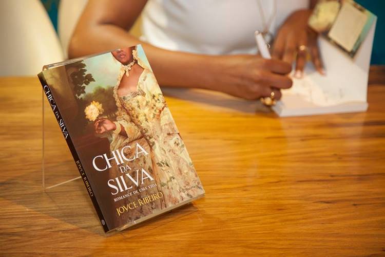 Livro - Joyce Ribeiro Reprodução/Facebook