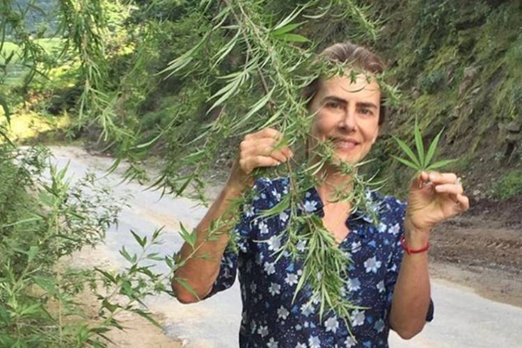 Maitê Proença posa com folha de maconha durante viagem na Ásia
