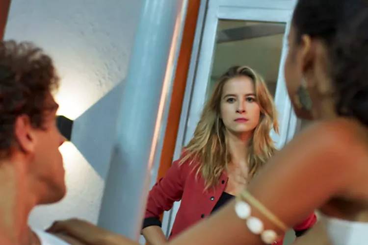 Bárbara flagra Joana e Gabriel juntos