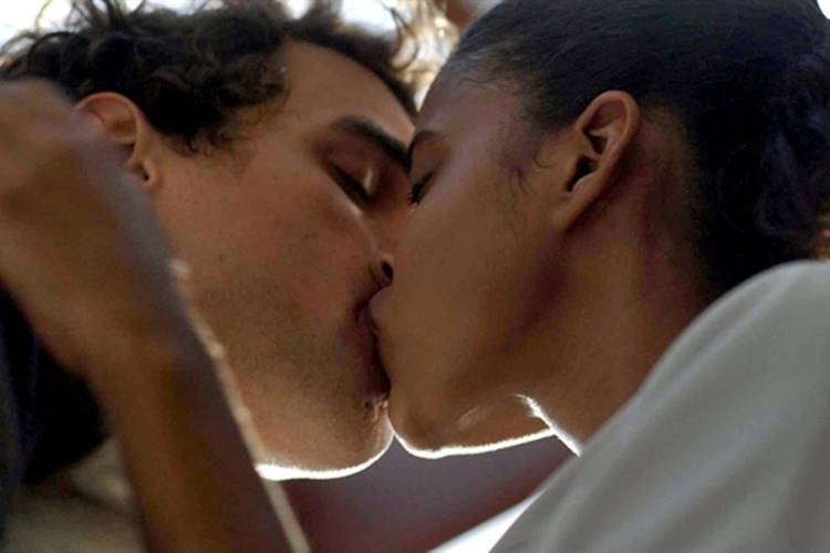 Joana e Gabriel se beijam pela primeira vez
