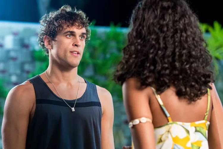 Gabriel surpreende Joana na academia