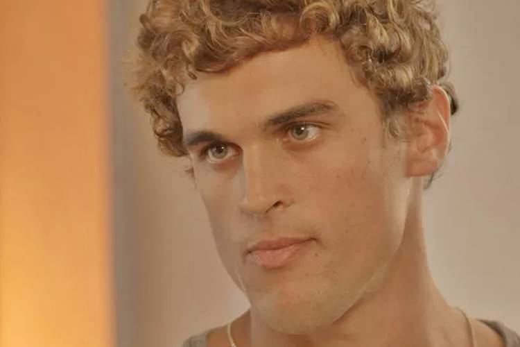 Gabriel flagra Bárbara humilhando Joana