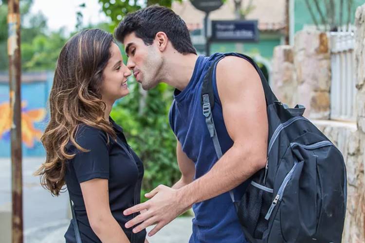 Rômulo rouba beijo de Nanda